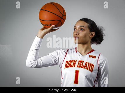 Davenport, Iowa, États-Unis. Mar 13, 2017. Basket-ball filles capitaine métro Brea Beal Rock Island pose pour une photo dans l'Quad-City Times studio à Davenport le Lundi, Mars 13, 2017. Credit : Andy Abeyta/Quad-City Times/ZUMA/Alamy Fil Live News Banque D'Images