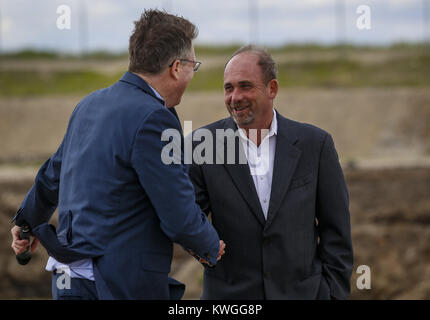 Moline, Iowa, États-Unis. Apr 20, 2017. Businessman Dan Murphy, serre la main à l'hôtel Hyatt Place et Hyatt House construction site in East Moline le Jeudi, Avril 20, 2017. Grande Rivière Property Development a tenu une cérémonie pour les établissements Hyatt Place et Hyatt House Hôtel double marque. L'emplacement est le site d'un ancien site de la moissonneuse-batteuse Case New Holland. Le budget de 40 millions de hotel fait partie de 80 millions de dollars dans le développement prévu sur les 132 acres au cours de la prochaine décennie. Credit : Andy Abeyta, Quad-City Times/Quad-City Times/ZUMA/Alamy Fil Live News Banque D'Images