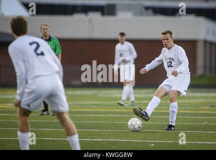 Bettendorf, Iowa, États-Unis. 10 avr, 2017. Bettendorf's Joey Parker (12) a l'air de faire une passe au cours de la première moitié de leur match contre Muscatine à Bettendorf High School le lundi, Avril 10, 2017. Bettendorf a gagné le match 4-0. Credit : Andy Abeyta, Quad-City Times/Quad-City Times/ZUMA/Alamy Fil Live News Banque D'Images