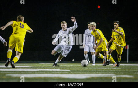 Bettendorf, Iowa, États-Unis. 10 avr, 2017. Bettendorf's Sam bringé (8) poursuit une balle pendant la deuxième moitié de leur match contre Muscatine à Bettendorf High School le lundi, Avril 10, 2017. Bettendorf a gagné le match 4-0. Credit : Andy Abeyta, Quad-City Times/Quad-City Times/ZUMA/Alamy Fil Live News Banque D'Images