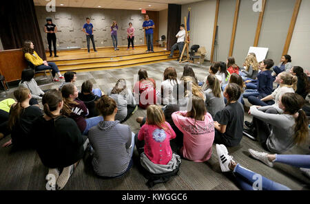 Davenport, Iowa, États-Unis. 2e Mar, 2017. Le Meurtre Mystère Company of Chicago fonctionne avec 8 e année studenst de l'Académie des arts créatifs sur leurs capacités d'improvisation, le jeudi 2 mars 2017, au cours d'un atelier à l'AAB Moyeu Davenport bibliothèque publique. Crédit : John Schultz/Quad-City Times/Quad-City Times/ZUMA/Alamy Fil Live News Banque D'Images