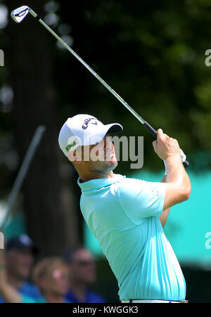 Oqasmieh, Iowa, États-Unis. Le 13 juillet, 2017. Wesley Bryan de AUGUSTA, GA., hits son coup de départ sur un par 3, le septième trou, le mercredi 12 juillet 2017, au cours de l'action du premier cycle classique John Deere à Chikar dans TPC Deere Run. Crédit : John Schultz/Quad-City Times/ZUMA/Alamy Fil Live News Banque D'Images