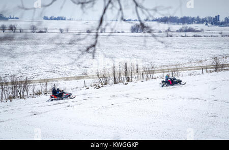 Davenport, Iowa, États-Unis. Mar 13, 2017. Sno-Seekers jeunes rouler ensemble dans un champ dans Dixon le Lundi, Mars 13, 2017. Quelques Sno-Seekers Scott County membres se sont réunis pour ce qui pourrait être la dernière chevauchée d'une saison de neige éparse. Davenport a reçu un peu plus de 5 pouces de neige la nuit et toute la journée du lundi, un petit montant pour le Sno-Seekers, mais assez pour le bouquet final. Credit : Andy Abeyta/Quad-City Times/ZUMA/Alamy Fil Live News Banque D'Images