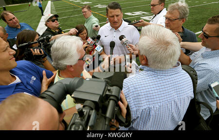 Iowa City, Iowa, États-Unis. 5 Août, 2017. Première année de l'Iowa de coordonnateur offensif Brian Ferentz répond aux questions des journalistes, le samedi 5 août 2017, au cours de la journée des médias football l'Iowa à Iowa City. Crédit : John Schultz/Quad-City Times/ZUMA/Alamy Fil Live News Banque D'Images