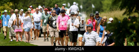 Oqasmieh, Iowa, États-Unis. Le 13 juillet, 2017. La foule suivre le chef, Charles Howell III, dans la session du matin, le Jeudi, Juillet 13, 2017, lors de la première partie jouer au cours de la Classique John Deere à Chikar dans TPC Deere Run. Crédit : John Schultz/Quad-City Times/ZUMA/Alamy Fil Live News Banque D'Images