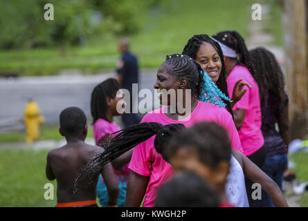 Davenport, Iowa, États-Unis. 24 juillet, 2017. Les voisins musicaux de l'été chef du programme parc Sharon Stepheny retourne ses cheveux pour le sécher à la Cork Hill Park à Davenport le lundi, Juillet 24, 2017. Davenport et incendie départements parcs font équipe pour visiter plusieurs quartiers et fournir une occasion pour les enfants et les adultes pour se rafraîchir dans l'eau dans le cadre de la ''Combattre la chaleur'' initiative qui a été mise en place depuis un certain nombre d'années. Credit : Andy Abeyta, Quad-City Times/Quad-City Times/ZUMA/Alamy Fil Live News Banque D'Images