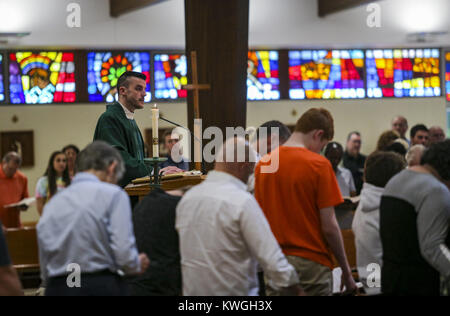 Bettendorf, Iowa, États-Unis. Sep, 2017 3. Père Ross jette mène sa congrégation dans la prière à l'église catholique Saint Jean Marie Vianney à Bettendorf le Dimanche, Septembre 3, 2017. L'église célèbre son 50e anniversaire ce mois-ci. Credit : Andy Abeyta, Quad-City Times/Quad-City Times/ZUMA/Alamy Fil Live News Banque D'Images