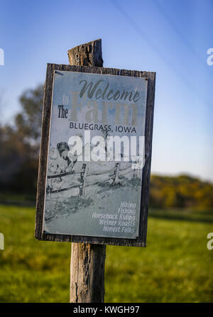 Bettendorf, Iowa, États-Unis. 22 octobre, 2016. Un signe est vu près de l'entrée de la propriété dans la région de Blue Grass, où les membres de la Black Hawk se sont réunis pour un club de randonnée Randonnée pédestre le samedi 22 octobre, 2016. Le club fait partie des six kilomètres de sentiers sur une parcelle de 250 acres de la propriété privée près de Blue Grass. Le club s'approche de sa 97e année et 2,550ème randonnée pédestre comme un club. Credit : Andy Abeyta/Quad-City Times/ZUMA/Alamy Fil Live News Banque D'Images