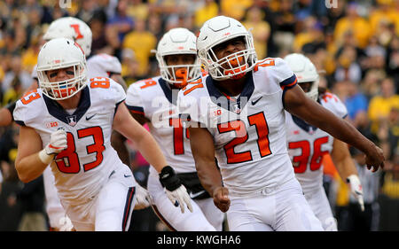 Iowa City, Iowa, États-Unis. 7 Oct, 2017. L'Illinois' Ra'Von Bonner célèbre son touchdown contre l'Iowa, le samedi 7 octobre, 2017, au cours de premier semestre l'action au stade Kinnick à Iowa City. Crédit : John Schultz/Quad-City Times/ZUMA/Alamy Fil Live News Banque D'Images