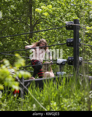 Maquoketa, Iowa, États-Unis. 27 mai, 2017. Scott Comté Wrestling's Vilhelm Amery se bat avec Krotch dans l'anneau au creux de morues dans Maquoketa sur Samedi, 27 mai 2017. Quelques centaines de personnes, 40 comédiens, cinq actes de musique et une équipe de catch de la morue inondées Grange creuse le vendredi et samedi pour le premier Festival du ridoir. Credit : Andy Abeyta, Quad-City Times/Quad-City Times/ZUMA/Alamy Fil Live News Banque D'Images