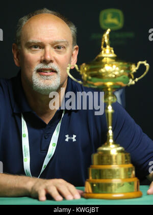 Oqasmieh, Iowa, États-Unis. 10 juillet, 2017. Expédition/d'Argus le journaliste Tom Johnston pose avec la Ryder Cup, le mardi 11 juillet 2017, dans la salle d'entrevue avec les médias à en TPC Deere Run Oqasmieh. Crédit : John Schultz/Quad-City Times/ZUMA/Alamy Fil Live News Banque D'Images