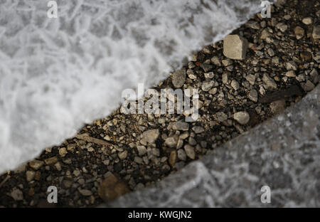 Davenport, Iowa, États-Unis. 28 Dec, 2016. Le gravier est vu au-dessous d'un plateau de glace fissurée à l'île de crédit dans la région de Davenport le Mercredi, Décembre 28, 2016. La glace et la neige continue de fondre comme Quad-City région temps exceptionnellement doux. Credit : Andy Abeyta/Quad-City Times/ZUMA/Alamy Fil Live News Banque D'Images