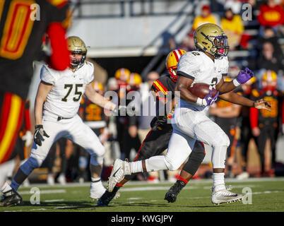 Rock Island, Iowa, États-Unis. 12 Nov, 2016. L'Heart-Griffin sacré Tremayne Lee (2) se détache du pack pour courir à un touché au cours du deuxième trimestre de leur quart de finale 6A jeu à Rock Island High School le samedi 12 novembre, 2016. Rock Island est tombé à Heart-Griffin sacré, 56-13. Credit : Andy Abeyta/Quad-City Times/ZUMA/Alamy Fil Live News Banque D'Images