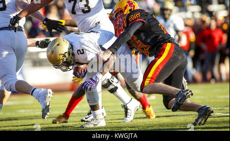 Rock Island, Iowa, États-Unis. 12 Nov, 2016. Rock Island's Jacob Tauke (26) termine l'Heart-Griffin Sacré Tremayne Lee (2) au cours du premier trimestre de leur quart de finale 6A jeu à Rock Island High School le samedi 12 novembre, 2016. Rock Island est tombé à Heart-Griffin sacré, 56-13. Credit : Andy Abeyta/Quad-City Times/ZUMA/Alamy Fil Live News Banque D'Images