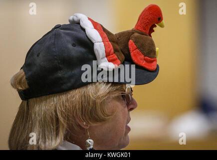 Moline, Iowa, États-Unis. 24 Nov, 2016. L'un des nombreux chapeaux à thème de l'action est vue à SouthPark mall à Moline le jeudi 24 novembre, 2016. M. de grâce a tenu son 46e souper communautaire annuel avec l'aide d'environ 400 volontaires pour servir plus de 2 000 personnes. Credit : Andy Abeyta/Quad-City Times/ZUMA/Alamy Fil Live News Banque D'Images