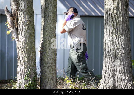 Moline, Iowa, États-Unis. 2Nd Oct, 2017. L'Illinois State Police Crime Scene Investigation officer émet un appel puisque les équipages creusent la terre sur l'un des deux lots soupçonnés de contenir des éléments de preuve potentiels par rapport à la disparition de Trudy Appleby sur Campbell's Island dans la région de East Moline le Lundi, Octobre 2, 2017. Le Service de police de Moline, avec l'aide de l'Illinois State Police Enquêteurs de scène de crime et sont à la recherche de solutions recherche canine la zone après les entrevues avec les intervenants associés à la personne d'intérêt dans l'affaire leur a indiqué les deux lots. (Crédit Image : © Andy 4444444444444 Banque D'Images