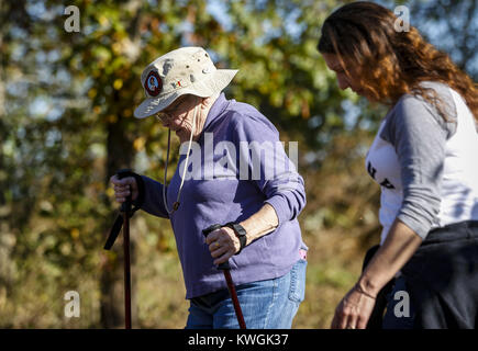 Bettendorf, Iowa, États-Unis. 22 octobre, 2016. Mary Ann Maxwell, 84 ans, et sa petite-fille Christa Emler de Davenport randonnée ensemble dans l'Herbe bleue le samedi 22 octobre, 2016. Le club de randonnée Black Hawk a marché parmi les six kilomètres de sentiers sur une parcelle de 250 acres de la propriété privée près de Blue Grass. Le club s'approche de sa 97e année et 2,550ème randonnée pédestre comme un club. Credit : Andy Abeyta/Quad-City Times/ZUMA/Alamy Fil Live News Banque D'Images