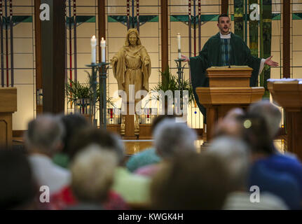 Bettendorf, Iowa, États-Unis. Sep, 2017 3. Père Ross jette mène la messe à l'église catholique Saint Jean Marie Vianney à Bettendorf le Dimanche, Septembre 3, 2017. L'église célèbre son 50e anniversaire ce mois-ci. Credit : Andy Abeyta, Quad-City Times/Quad-City Times/ZUMA/Alamy Fil Live News Banque D'Images