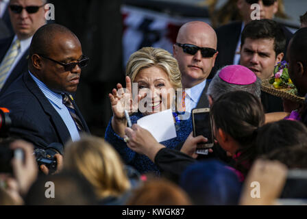 Cedar Rapids, Iowa, USA. 28 Oct, 2016. Candidat à la présidence démocrate Hillary Clinton aux partisans des vagues comme elle travaille la ligne de corde après avoir parlé à l'NewBo marché Ville de Cedar Rapids le vendredi 28 octobre, 2016. Avec 11 jours avant le 8 novembre élection Clinton a fait de l'escale à Cedar Rapids de Cedar Rapids, Iowa le Parti démocratique, les femmes obtiennent le vote Rally. Les dirigeants nationaux de droits de la femme Schriock Cecile Richards, Stephanie et Ilyse Hogue rejoint Clinton au rassemblement. Credit : Andy Abeyta/Quad-City Times/ZUMA/Alamy Fil Live News Banque D'Images