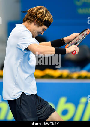 Doha, Qatar. 3 janvier, 2018. Andreï Roublev de la Russie réagit au cours de la deuxième série des célibataires match contre Fernando Verdasco ATP d'Espagne à l'Open du Qatar à Doha, Qatar, le 3 janvier 2018. Andreï Roublev a gagné 2-1. Credit : Nikku/Xinhua/Alamy Live News Banque D'Images