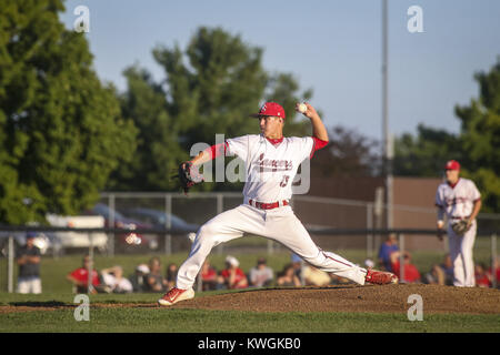 Eldridge, Iowa, États-Unis. 17 juillet, 2017. Scott's Adam Sacia nord (15) les vents jusqu'à pas d'un au cours de leur jeu à North Scott High School d'Eldridge le lundi 17 juillet 2017. Plus de 500 spectateurs ont assisté au match comme Davenport Ouest Nord défait Scott, 11-2. Credit : Andy Abeyta, Quad-City Times/Quad-City Times/ZUMA/Alamy Fil Live News Banque D'Images