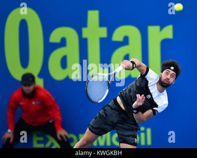 Doha, Qatar. 3 janvier, 2018. Nikoloz Basilashvili sert de la Géorgie au cours de la deuxième série des célibataires match contre Borna Coric de Croatie à l'ATP de l'Open du Qatar à Doha, Qatar, le 3 janvier 2018. Borna Coric a gagné 2-0. Credit : Nikku/Xinhua/Alamy Live News Banque D'Images