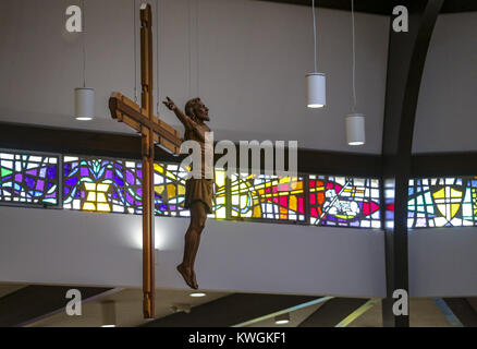 Bettendorf, Iowa, États-Unis. Sep, 2017 3. Un crucifix est perçu sous forme de suspension de plafond à l'église catholique Saint Jean Marie Vianney à Bettendorf le Dimanche, Septembre 3, 2017. L'église célèbre son 50e anniversaire ce mois-ci. Credit : Andy Abeyta, Quad-City Times/Quad-City Times/ZUMA/Alamy Fil Live News Banque D'Images