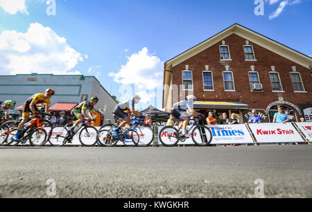 Davenport, Iowa, États-Unis. 29 mai, 2017. Racers chez les hommes approche pro race la ligne d'arrivée à la mi-course pendant la Star Kwik criterium dans le Village de East Davenport le Lundi, Mai 29, 2017. Autrefois connu sous le nom de critérium, Quad-Cities le rassemblement de cyclistes a marqué le 52ème itération annuelle de l'événement. Credit : Andy Abeyta, Quad-City Times/Quad-City Times/ZUMA/Alamy Fil Live News Banque D'Images