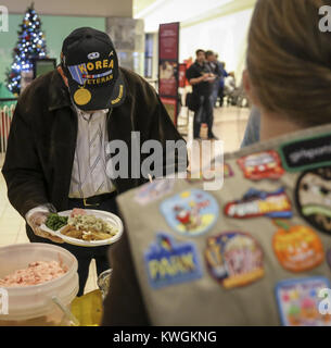 Moline, Iowa, États-Unis. 24 Nov, 2016. Les bénévoles y compris les anciens combattants et Girl Scouts travaillent ensemble faire de la nourriture pour les clients de SouthPark mall à Moline le jeudi 24 novembre, 2016. M. de grâce a tenu son 46e souper communautaire annuel avec l'aide d'environ 400 volontaires pour servir plus de 2 000 personnes. Credit : Andy Abeyta/Quad-City Times/ZUMA/Alamy Fil Live News Banque D'Images