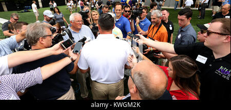 Iowa City, Iowa, États-Unis. 5 Août, 2017. Un essaim de journalistes et de photographes entourent première année Iowa de coordonnateur offensif Brian Ferentz, samedi 5 août 2017, au cours de la journée des médias football l'Iowa à Iowa City. Crédit : John Schultz/Quad-City Times/ZUMA/Alamy Fil Live News Banque D'Images