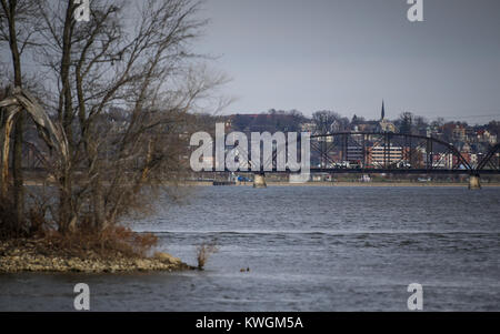 Davenport, Iowa, États-Unis. 28 Dec, 2016. Un passage à niveau est perçu sur le fleuve Mississippi à partir de l'île de crédit dans la région de Davenport le Mercredi, Décembre 28, 2016. La glace et la neige continue de fondre comme Quad-City région temps exceptionnellement doux. Credit : Andy Abeyta/Quad-City Times/ZUMA/Alamy Fil Live News Banque D'Images