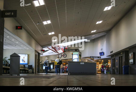 Moline, Iowa, États-Unis. 18 Oct, 2017. Nancy et Ken Ahlstrom de Raleigh, Caroline du Nord à pied en direction de la boutique de cadeaux à l'Aéroport International Quad-City à Moline, le mercredi 18 octobre, 2017. Credit : Andy Abeyta/Quad-City Times/ZUMA/Alamy Fil Live News Banque D'Images