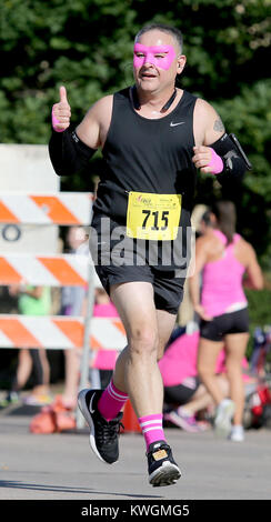 Moline, Iowa, États-Unis. 9 juin, 2017. Un coureur donne le coup de signer qu'il traverse la ligne d'arrivée, le samedi, 10 juin 2017, au cours de la Race for the Cure à Moline. Crédit : John Schultz/Quad-City Times/ZUMA/Alamy Fil Live News Banque D'Images