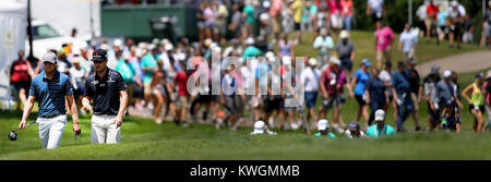 Oqasmieh, Iowa, États-Unis. Le 13 juillet, 2017. Daniel Berger et Zach Johnson à pied le fairway 9ème comme une grande foule suit derrière, le Jeudi, Juillet 13, 2017, au cours de l'action du premier cycle classique John Deere à Chikar dans TPC Deere Run. Crédit : John Schultz/Quad-City Times/ZUMA/Alamy Fil Live News Banque D'Images