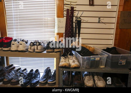 Davenport, Iowa, États-Unis. 21 Nov, 2017. Chaussures d'hommes et d'accessoires sont vus à l'habillement au Centre de la Maison de Minnie Davenport le Mardi, Novembre 21, 2017. Dans un an, le centre a servi plus de 5 000 membres de la communauté sans poser de questions des acheteurs. Le centre a été au service de la collectivité depuis le début 1973 comme une église, mais est depuis devenu une 501c3 Corporation. Credit : Andy Abeyta/Quad-City Times/ZUMA/Alamy Fil Live News Banque D'Images