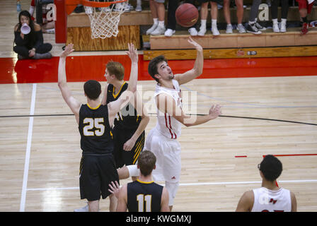 Davenport, Iowa, États-Unis. 8e Dec 2017. Davenport West's Brett Erwin (43) prend un coup derrière le dos pendant le troisième trimestre de leur jeu à Davenport West High School le Vendredi, Décembre 8, 2017. Credit : Andy Abeyta/Quad-City Times/ZUMA/Alamy Fil Live News Banque D'Images