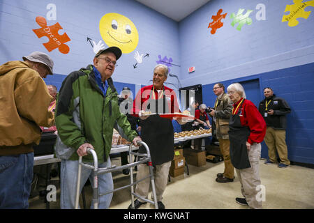 Davenport, Iowa, États-Unis. 15 Nov, 2017. Les bénévoles du Service de police dans les États Larry Hartman aide un client à son siège à l'Hickory Grove Campus de les handicapés Centre de développement à Davenport le mercredi, Novembre 15, 2017. Le Davenport Police Association a célébré l'esprit de grâce en servant les clients et le personnel du Centre de développement les handicapés Credit : Andy Abeyta/Quad-City Times/ZUMA/Alamy Fil Live News Banque D'Images