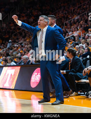 2 janvier 2018 : entraîneur en chef Bruce Perle de la Auburn Tigers au cours de la jeu de basket-ball de NCAA entre les bénévoles de l'Université du Tennessee et de l'Université d'Auburn Tigers à Thompson Boling Arena de Knoxville TN Tim Gangloff/CSM Banque D'Images