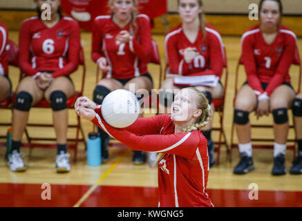 Davenport, Iowa, États-Unis. 13 Sep, 2016. Davenport Ouest Abbi de Tunis (23) atteint à envoyer une balle par-dessus son épaule pour enregistrer un jeu pendant la deuxième partie de leur match à Davenport Ouest High School le mardi 13 septembre, 2016. Davenport Ouest Nord défait Scott dans trois Credit : Andy Abeyta/Quad-City Times/ZUMA/Alamy Fil Live News Banque D'Images