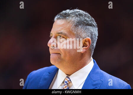 2 janvier 2018 : entraîneur en chef Bruce Perle de la Auburn Tigers au cours de la jeu de basket-ball de NCAA entre les bénévoles de l'Université du Tennessee et de l'Université d'Auburn Tigers à Thompson Boling Arena de Knoxville TN Tim Gangloff/CSM Banque D'Images
