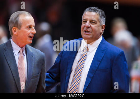 2 janvier 2018 : l'entraîneur-chef Rick Barnes de la Tennessee Bénévoles et entraîneur-chef Bruce Perle de la Auburn Tigers parler avant le match de basket-ball de NCAA entre les bénévoles de l'Université du Tennessee et de l'Université d'Auburn Tigers à Thompson Boling Arena de Knoxville TN Tim Gangloff/CSM Banque D'Images