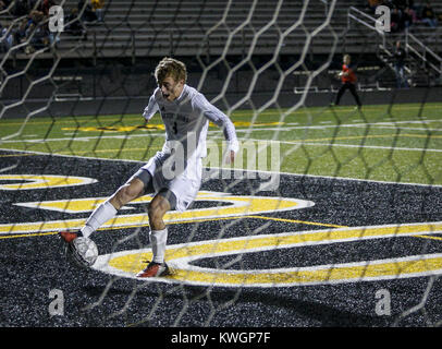 Bettendorf, Iowa, États-Unis. 10 avr, 2017. Bettendorf's Dustin Harris (3) dans un but durant la deuxième moitié de leur match contre Muscatine à Bettendorf High School le lundi, Avril 10, 2017. Bettendorf a gagné le match 4-0. Credit : Andy Abeyta, Quad-City Times/Quad-City Times/ZUMA/Alamy Fil Live News Banque D'Images