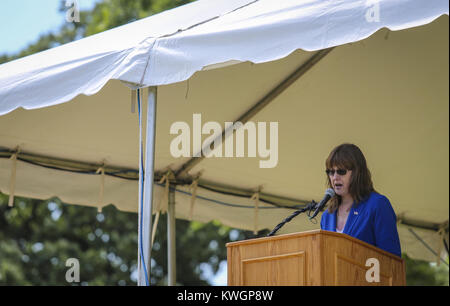 Rock Island, Iowa, États-Unis. 29 mai, 2017. Directeur de la Rock Island National Cemetery Sue Jehlen parle au cours de l'île de Roche la Journée commémorative du Cimetière National sur le Rock Island Arsenal le Lundi, Mai 29, 2017. Credit : Andy Abeyta, Quad-City Times/Quad-City Times/ZUMA/Alamy Fil Live News Banque D'Images