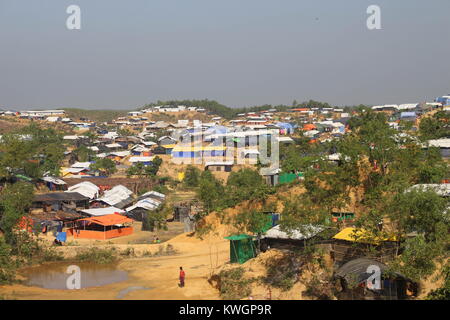 21 novembre 2017 - Cox's Bazar, Bangladesh - Vue générale du camp de réfugiés rohingyas.Plus de 600 000 réfugiés Rohingyas ont fui l'État de Rakhine au Myanmar depuis août 2017, comme la plupart d'entre eux continuer à essayer de traverser la frontière pour atteindre le Bangladesh tous les jours. Credit : Asif Ahmed/SOPA/ZUMA/Alamy Fil Live News Banque D'Images