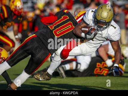 Rock Island, Iowa, États-Unis. 12 Nov, 2016. L'Heart-Griffin sacré Brian Adams (1) est présenté par Rock Island's Ben Ellis (10) au cours du deuxième trimestre de leur quart de finale 6A jeu à Rock Island High School le samedi 12 novembre, 2016. Rock Island est tombé à Heart-Griffin sacré, 56-13. Credit : Andy Abeyta/Quad-City Times/ZUMA/Alamy Fil Live News Banque D'Images