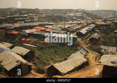 22 novembre 2017 - Cox's Bazar, Bangladesh - Vue générale du camp de réfugiés rohingyas.Plus de 600 000 réfugiés Rohingyas ont fui l'État de Rakhine au Myanmar depuis août 2017, comme la plupart d'entre eux continuer à essayer de traverser la frontière pour atteindre le Bangladesh tous les jours. Credit : Asif Ahmed/SOPA/ZUMA/Alamy Fil Live News Banque D'Images