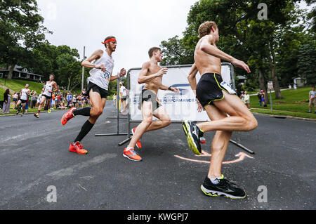 Davenport, Iowa, États-Unis. 30 juillet, 2016. Glissières de cercle autour de la turnaround sur McClellan Blvd. Au cours de la ville quatre fois Bix-7 dans la région de Davenport le samedi 30 juillet 2016. Credit : Andy Abeyta/Quad-City Times/ZUMA/Alamy Fil Live News Banque D'Images