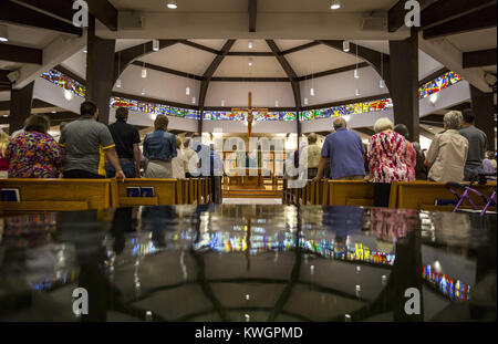 Bettendorf, Iowa, États-Unis. Sep, 2017 3. Père Ross jette commence la messe à l'église catholique Saint Jean Marie Vianney à Bettendorf le Dimanche, Septembre 3, 2017. L'église célèbre son 50e anniversaire ce mois-ci. Credit : Andy Abeyta, Quad-City Times/Quad-City Times/ZUMA/Alamy Fil Live News Banque D'Images