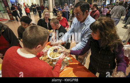 Moline, Iowa, États-Unis. 24 Nov, 2016. Les bénévoles préparer des plats pour les clients de SouthPark mall à Moline le jeudi 24 novembre, 2016. M. de grâce a tenu son 46e souper communautaire annuel avec l'aide d'environ 400 volontaires pour servir plus de 2 000 personnes. Credit : Andy Abeyta/Quad-City Times/ZUMA/Alamy Fil Live News Banque D'Images