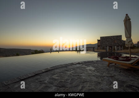 Montagnes Omani à Jabal Akhdar à Al Hajar Mountains, d'Oman au coucher du soleil. Ce lieu est de 2000 mètres au-dessus du niveau de la mer. Banque D'Images